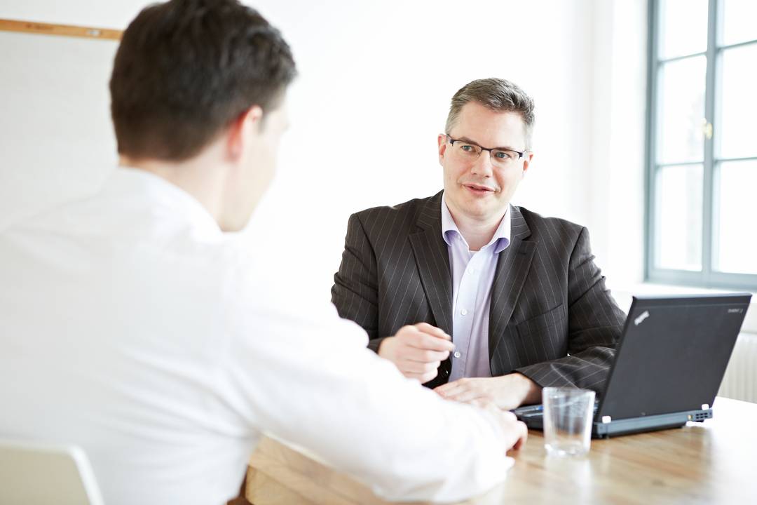 Bernd Sauer mit einem Klienten im Coaching-Gespräch